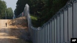 Польський прикордонник патрулює ділянку на кордоні з Білоруссю, 30 червня 2022 року