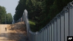 Польський прикордонник патрулює ділянку на кордоні з Білоруссю, 30 червня 2022 року