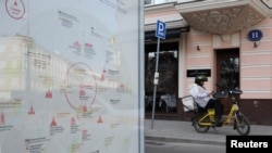 Мобилдик тиркемени колдонгон курьер. Москва, 17-март 2026-жыл