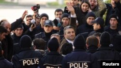 Թուրքիա - Լրագրող Նեդիմ Շեները (կենտրոնում) Ստամբուլի դատարանի շենքի մոտ, մարտ, 2011թ.