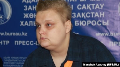 Жалынды қыз Jynx Maze өзінің тәтті аналымен ойнайды