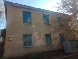 The emergency house in Zhezkazgan, where cracks are visible on the walls