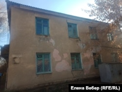 The emergency house in Zhezkazgan, where cracks are visible on the walls