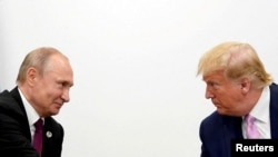 Donald Trump és Vlagyimir Putyin a G20-ak oszakai találkozóján 2019-ben