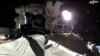 Китайський космонавт у відкритому космосі – кадр із трансляції державного Центрального телебачення Китаю