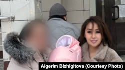 Айгерим Биҷигитова, соҳибкор аз Остона бо заноне, ки фарзандонашонро дар зоишгоҳ ба дунё меоранд, аммо маҳрум аз мусоидати наздиконаш ҳастанд, кӯмак мекунад.