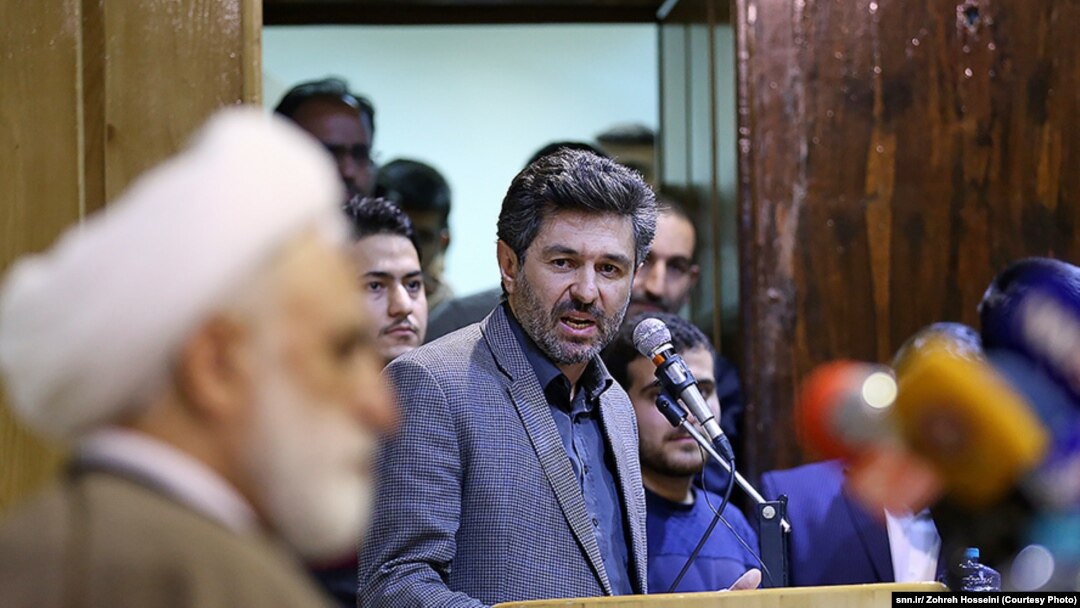 منصور نظری در حال ایراد انتقادهای خود در حضور غلامحسین محسنی اژه‌ای