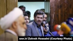 منصور نظری در حال ایراد انتقادهای خود در حضور غلامحسین محسنی اژه‌ای