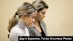 Абвінавачаная Юлія (зьлева) на судзе. Фота: Дар’я Буракіна, Tut.by