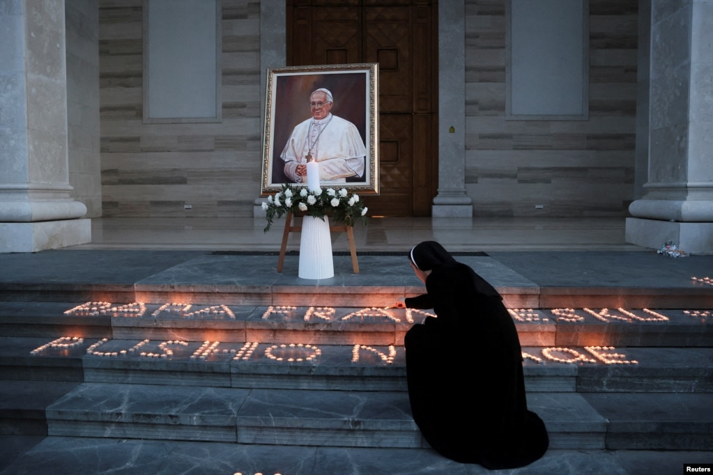 Në shkallët e Katedrales “Shën Nënë Tereza” në Prishtinë ndizen qirinj në nderim të Papa Françeskut.