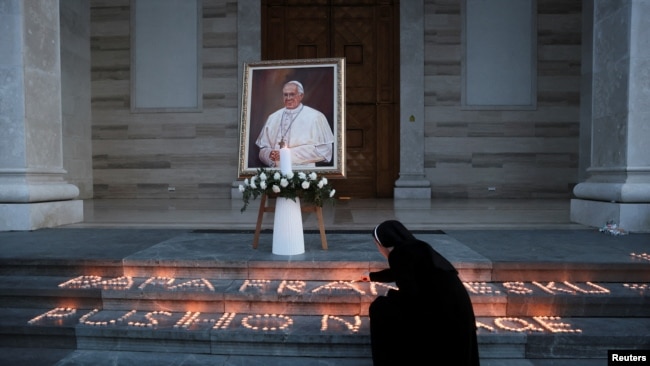 Njerëzit vendosin qirinj pas vdekjes së Papa Françeskut përpara Katedrales “Nënë Tereza” në Prishtinë.