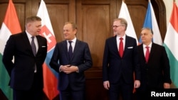 Robert Fico szlovák, Donald Tusk lengyel, Petr Fiala cseh és Orbán Viktor magyar kormányfők a V4-ek legutóbbi csúcstalálkozóján, Prágában 2024 februárjában