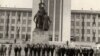 21 august 1976. Depuneri de coroane cu prilejul aniversării eliberării României de sub dominaţia fascistă la Monumentul eroilor patriei. Fototeca online a comunismului românesc; cota: 173/1976