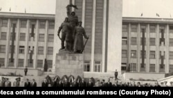 21 august 1976. Depuneri de coroane cu prilejul aniversării eliberării României de sub dominaţia fascistă la Monumentul eroilor patriei. Fototeca online a comunismului românesc; cota: 173/1976