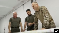 General Oleksandr Syrskiy (right) briefs President Volodymyr Zelenskiy (middle) on the frontline situation in August. (file photo). 