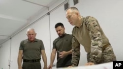 General Oleksandr Syrskiy (right) briefs President Volodymyr Zelenskiy (middle) on the frontline situation in August. (file photo). 