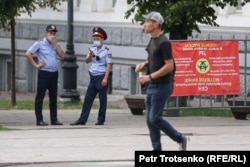 Полицейские дежурят на месте предполагаемого митинга. Алматы, 6 июля 2021 года