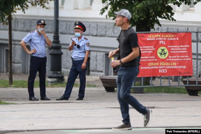 Полицейские дежурят на месте предполагаемого митинга. Алматы, 6 июля 2021 года