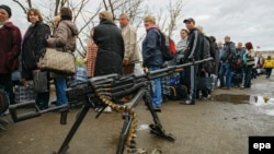 Иллюстрационное фото. Пункт пропуска возле Станицы Луганской, октябрь 2016 года