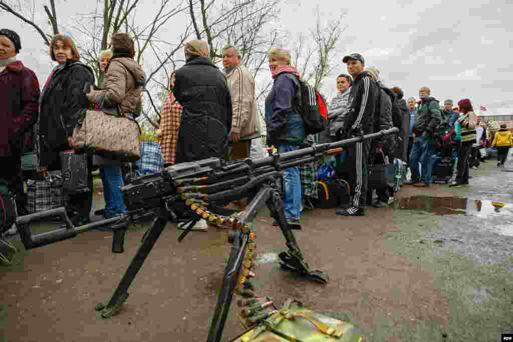 Місцеві машканці стоять у черзі на контрольно-пропускному пункті на околиці селища Станиці Луганської. Цю околицю контролюють російсько-сепаратистські сили, 9 жовтня 2016 року