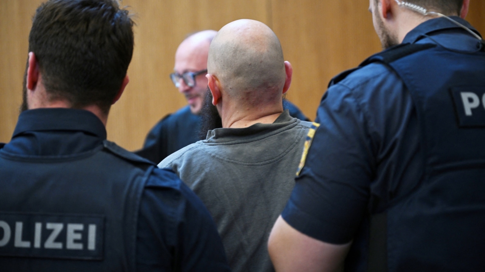Inculpatul Dieter S. este escortat la tribunal, în München, Germania, 20 mai 2025