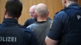 Inculpatul Dieter S. este escortat la tribunal, în München, Germania, 20 mai 2025
