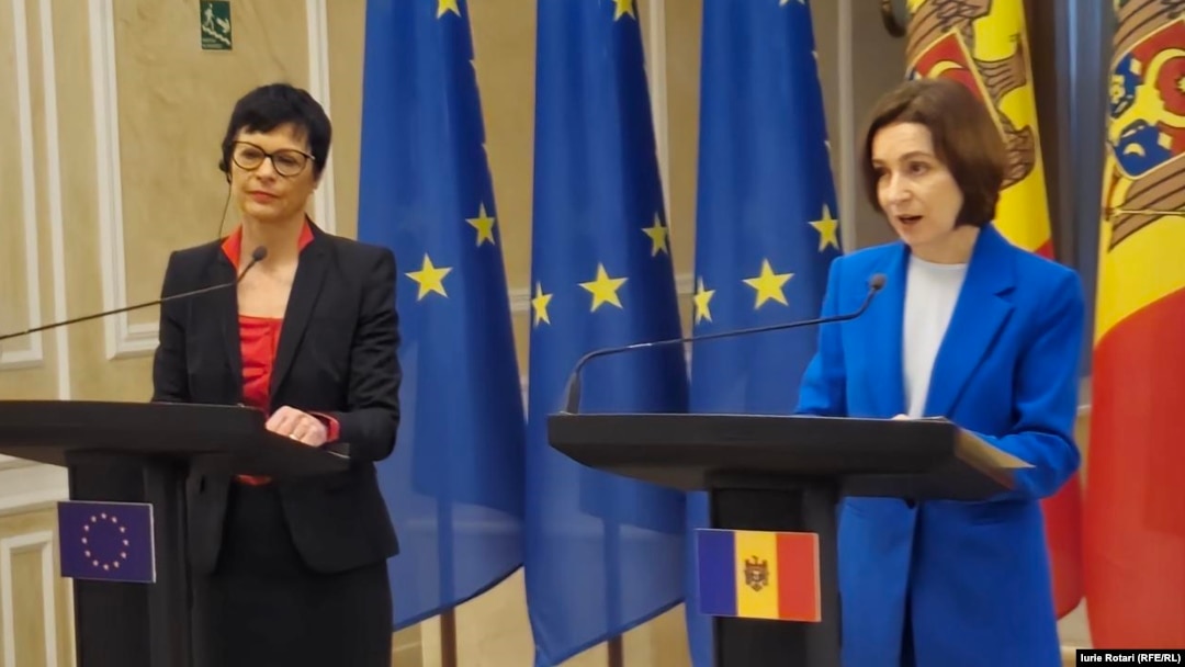 Comisarul european pentru extindere, Marta Kos, și președinta Maia Sandu, susțin o conferință de presă comună la Chișinău, 4 februarie 2025.