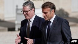 Starmer (L) i Makron u razgovoru prilikom dolaska britanskog premijera na sastanak sa francuskim predsjednikom u Jelisejskoj palati, Pariz, 29. avgust 2024.