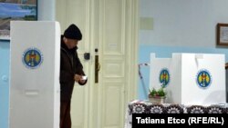 Prezidențiale din 2016 la o secție de votare din Chișinău