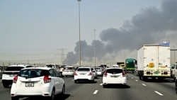 دود آتش‌سوزی در نزدیکی فرودگاه دوبی پس از حملات هوایی ایران، ۲۵ اسفند