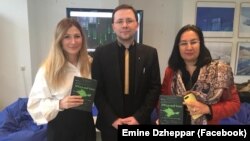 Еміне Джеппар, Сергій Громенко та Гульнара Бекірова з книгою «#КримНаш. Історія російського міфу»