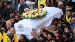 مراسم تشییع جنازه یک عضو حزب‌الله لبنان در بیروت که بر اثر انفجار دستگاه‌های ارتباطی این گروه کشته شد