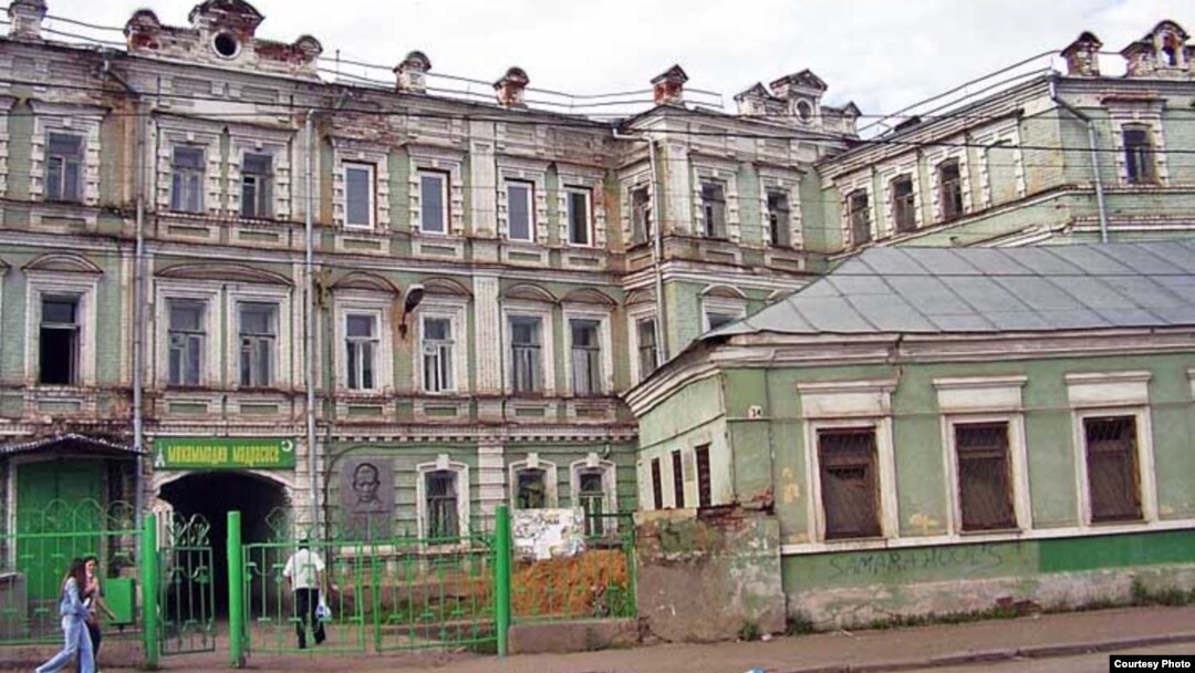 Чит илгә китеп белем алу өчен башта Казандагы "Мөхәммәдия" мәдрәсәсендә дә укырга мөмкин 