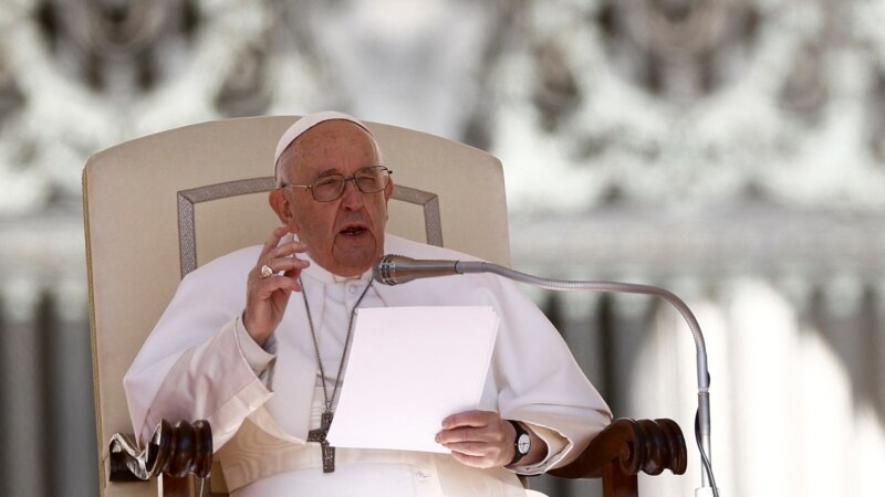 Papa Françesku dënon djegien e Kuranit