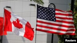 Флаги Канады и США.