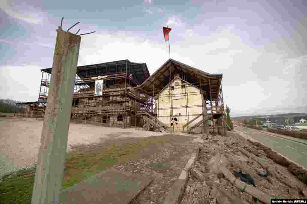 Sot, Adem Jashari dhe familja e tij janë nderuar me titullin “Hero i Kosovës”. Çdo vit, më 5, 6 dhe 7 mars, Kosova përkujton Epopenë e Jasharëve.