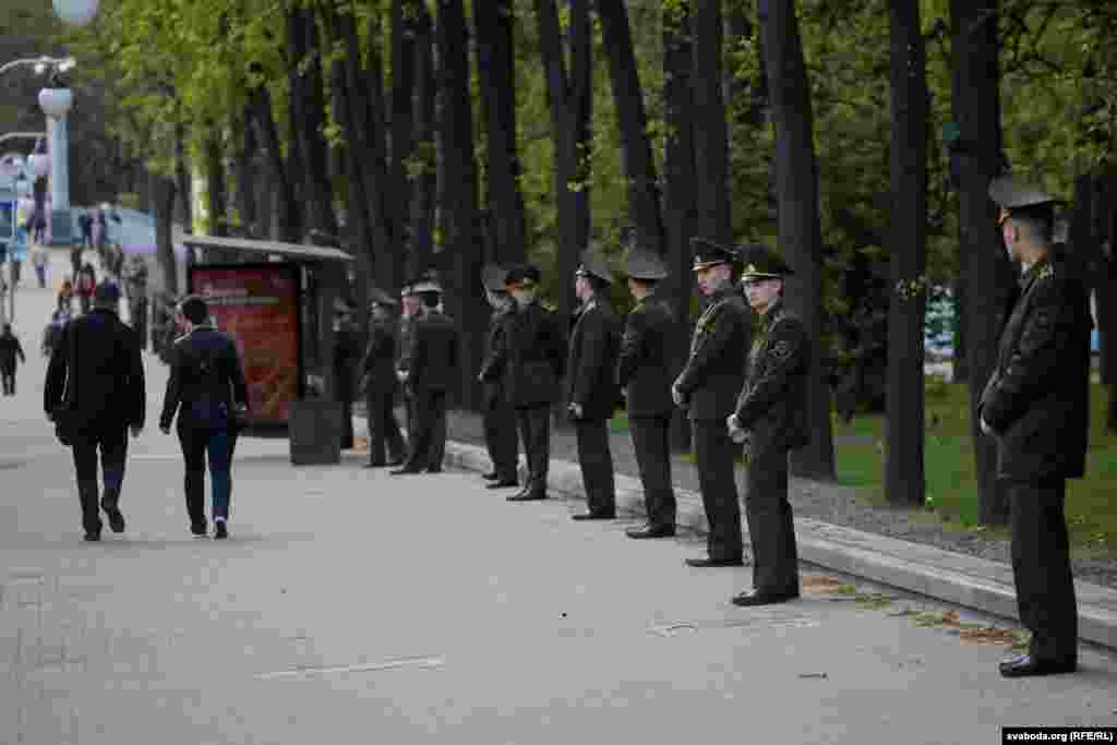 Вайскоўцы ахоўваюць парк імя Янкі Купалы. Сёньня там была ўсталяваная пускавая салютная ўстаноўка