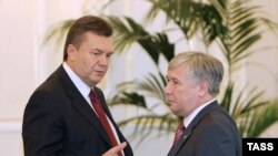 Передача полномочий.  Юрий Ехануров (справа) со своим сменщиком Виктором Януковичем