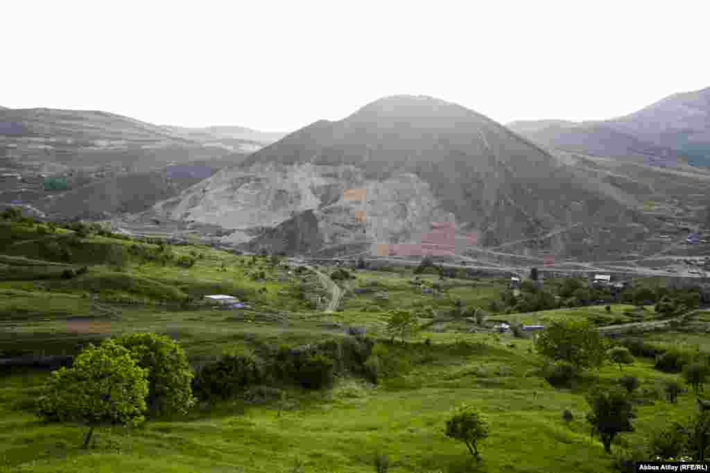 Tərkibi əhəng daşı olan və partladılaraq dağıdılan dağlardan biri.