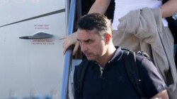 Mayamidəki Opa Lokka İcraçı Hava Limanına çatan Flavio Bolsonaro təyyarədən düşərkən.