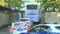 Із московського СІЗО виїжджають автобуси – відео