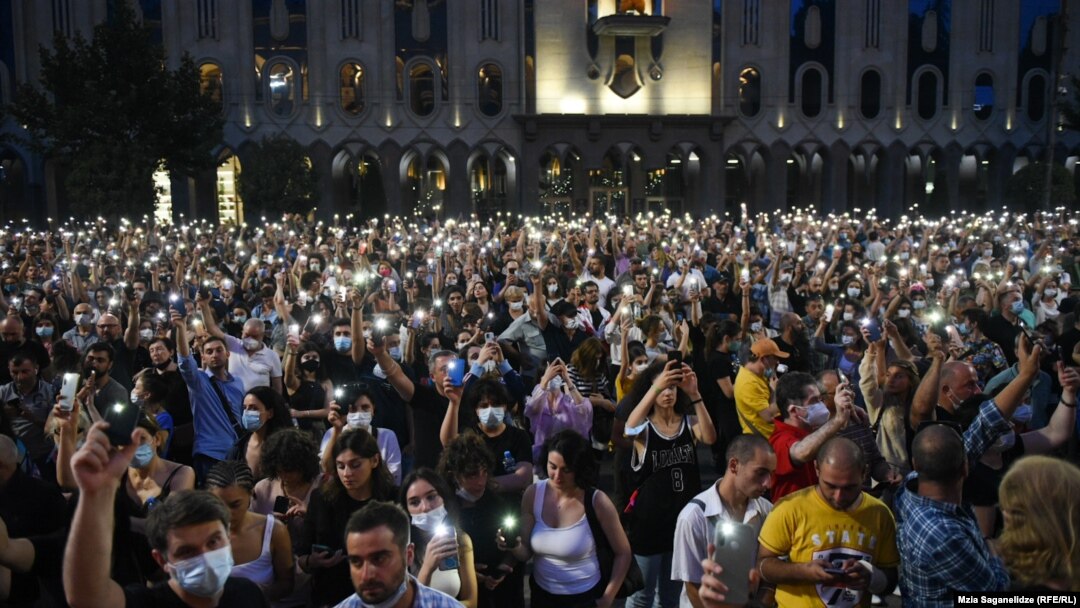 Mii de oameni au ieșit în stradă să protesteze moartea cameramanului Lekso Lashkarava, care a murit în urma rănilor sale.