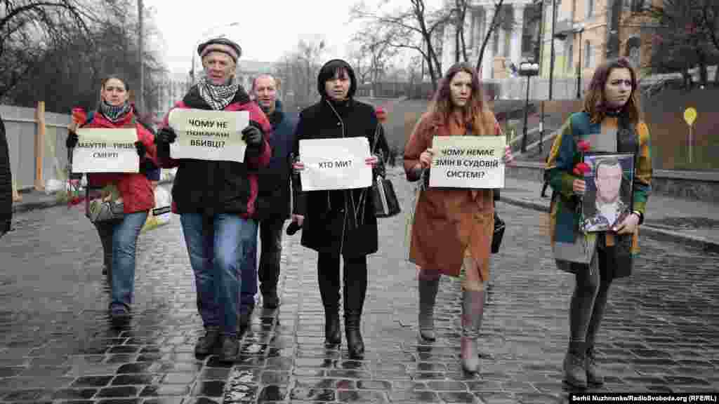 Люди тримали в руках фото близьких і плакати з вимогою притягнути до відповідальності винних