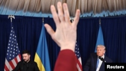 Ukrajinski predsjednik Volodimir Zelenski i američki lider Donald Trump obraćaju se medijima na Floridi 28. decembra.