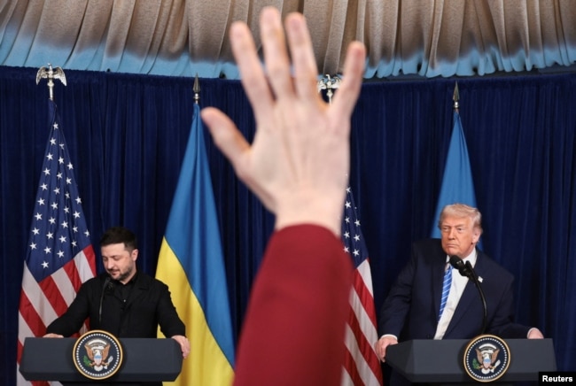 Журналісти піднімають руки, щоб поставити запитання президентам США і України за підсумками переговорів у клубі Трампа в Маямі. США, 28 грудня 2025 року