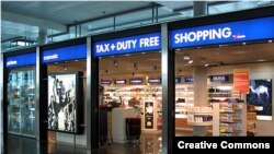 Afacerile din duty-free-urile din Aeroportul Otopeni se ridică anual la cțteva zeci de milioane de euro, Imagine generică dintr-un duty free. 