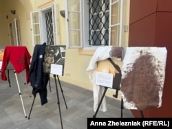 Халат зі слідами крові хірурга Олега Голубченка з дитячої лікарні «Охматдит», куртка українського військовослужбовця Євгена Крикуна, якого звільнили з російського полону та закривавлений светр Раїси Силенок з Чернігівщини, вона отримала поранення під час російської окупації
