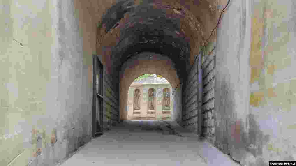 Щоб потрапити на територію монастиря, потрібно пройти залізничним тунелем, після чого вийти до стіни із зображеннями святих