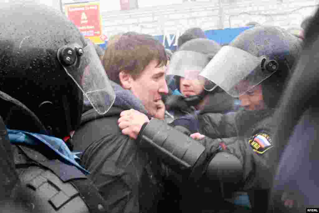 Отличить случайных прохожих от стремившихся принять участие в Марше несогласных милиционеры даже не пытались