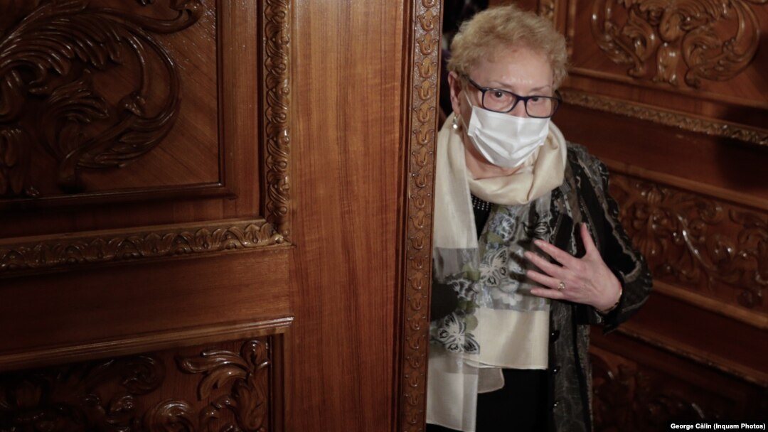 Numită în funcția de Avocat al Poporului în iunie 2019, la propunerea ALDE, partid aflat în alianță cu PSD, Renate Weber a fost demisă de actuala coaliție. Revocarea ei este însă privită cu ochi critici atât de Comisia de la Veneția, cât și de constituționaliști.
